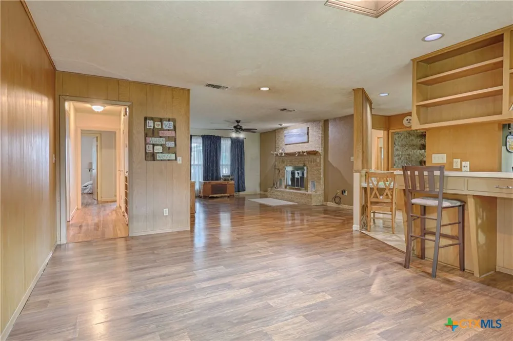 725 S Market Street Flatonia, TX 78941