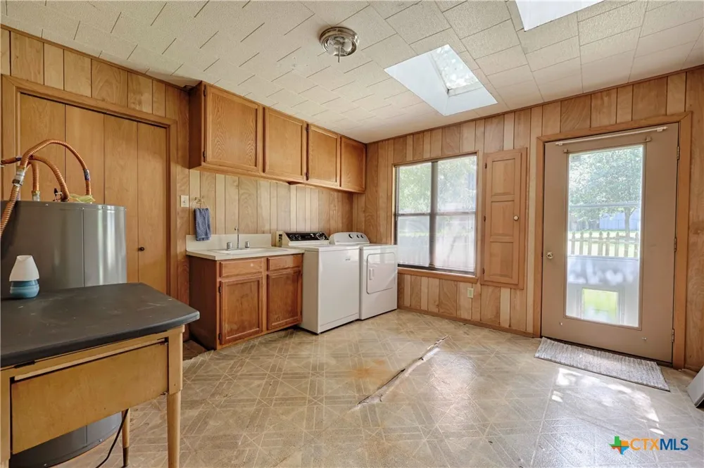 725 S Market Street Flatonia, TX 78941