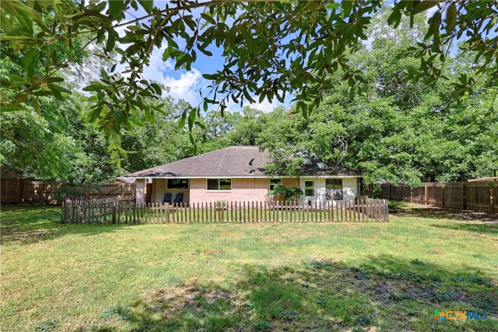 725 S Market Street Flatonia, TX 78941
