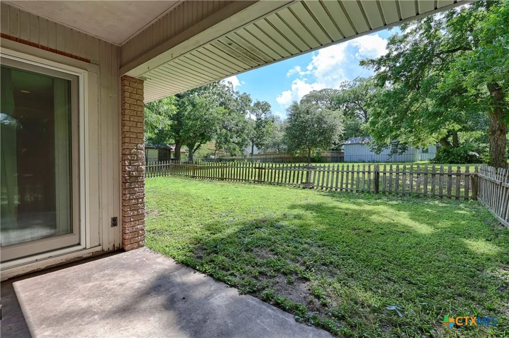 725 S Market Street Flatonia, TX 78941