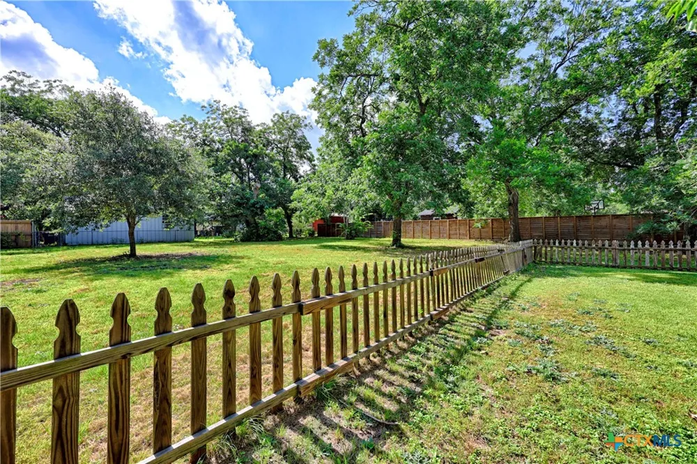 725 S Market Street Flatonia, TX 78941