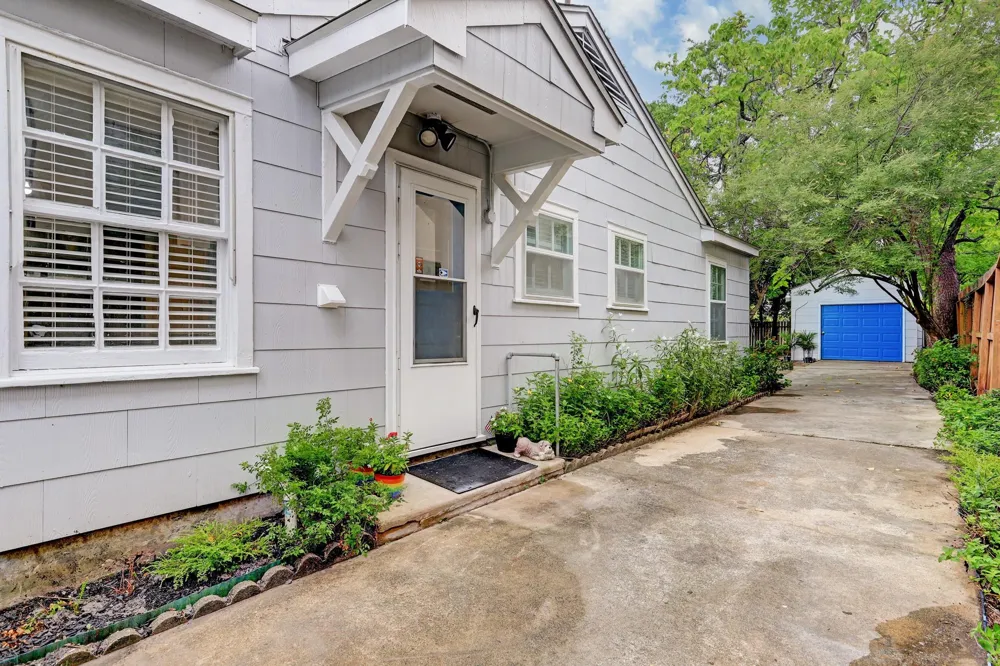 5217 Locust Street Bellaire, TX 77401