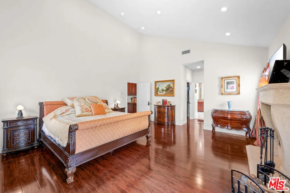 5419 Tampa Avenue Tarzana, CA 91356