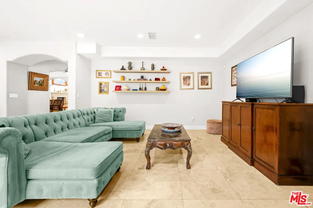 5419 Tampa Avenue Tarzana, CA 91356