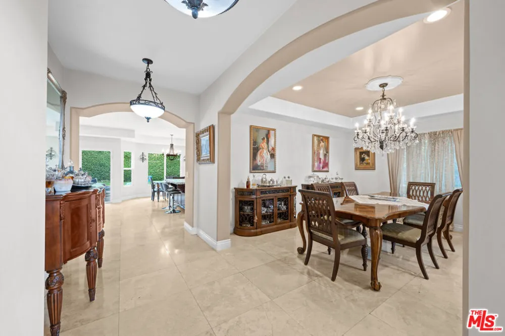 5419 Tampa Avenue Tarzana, CA 91356