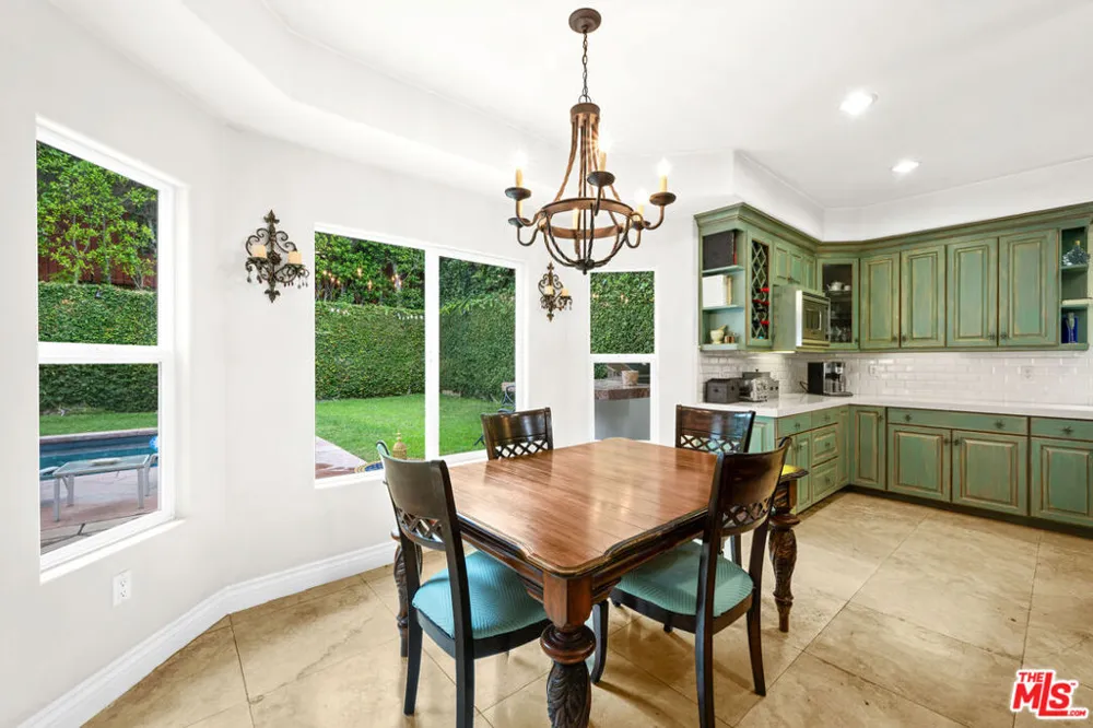 5419 Tampa Avenue Tarzana, CA 91356