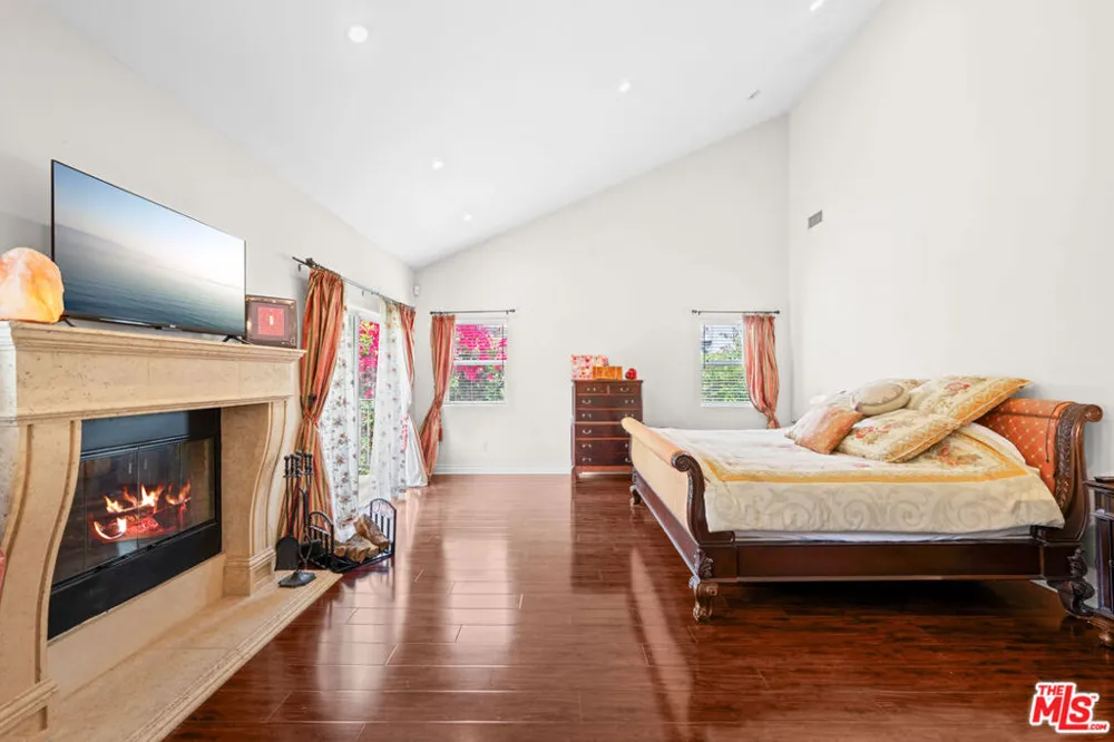 5419 Tampa Avenue Tarzana, CA 91356