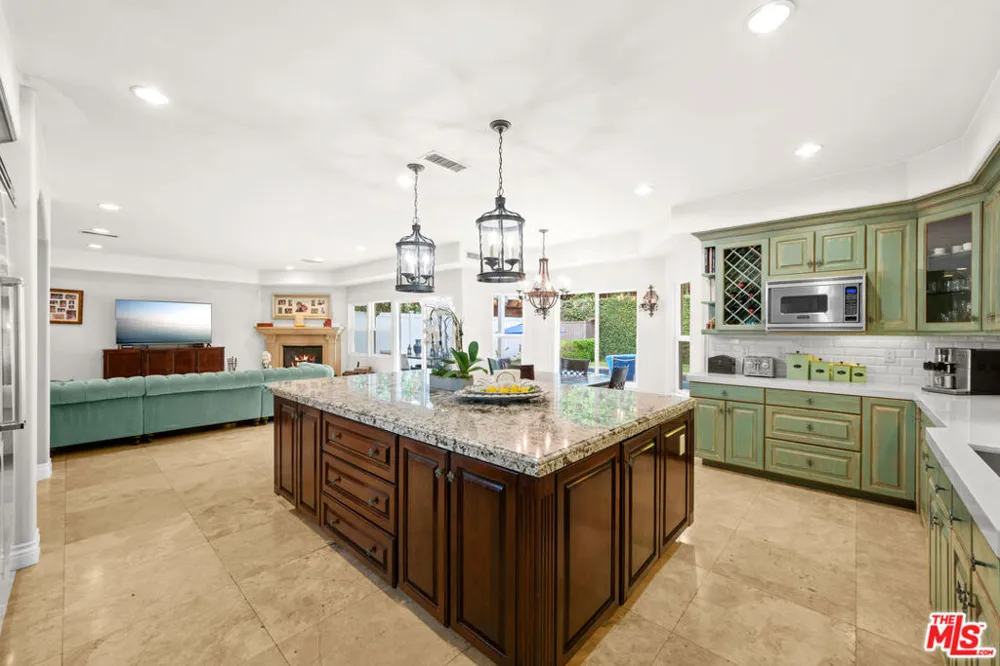 5419 Tampa Avenue Tarzana, CA 91356