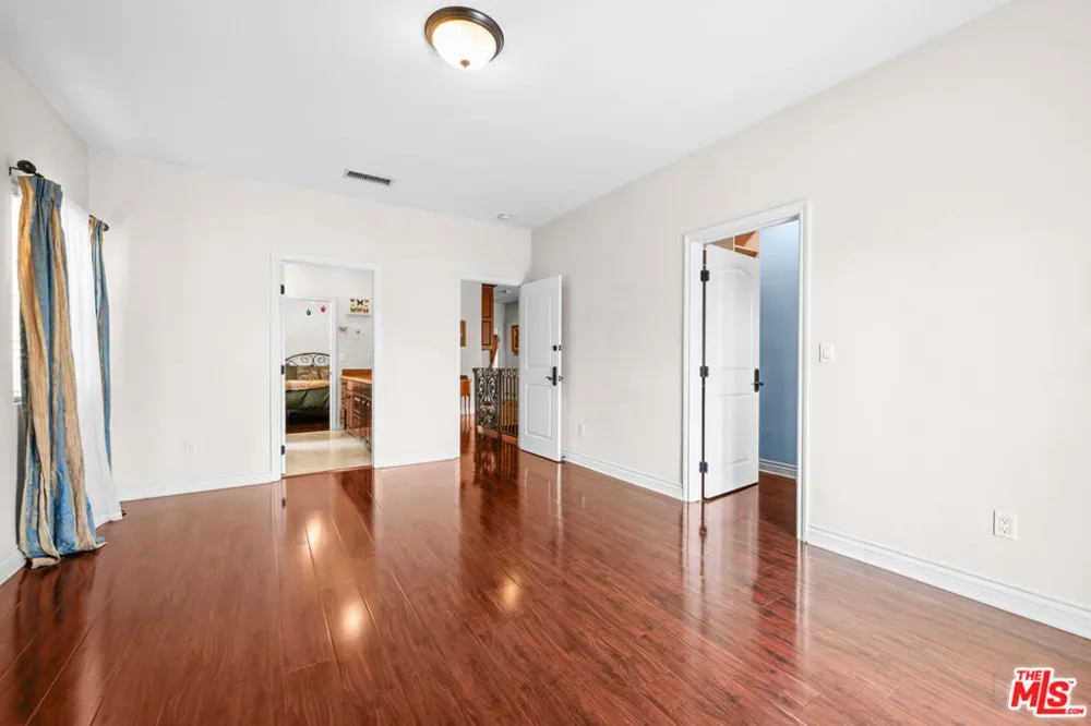 5419 Tampa Avenue Tarzana, CA 91356