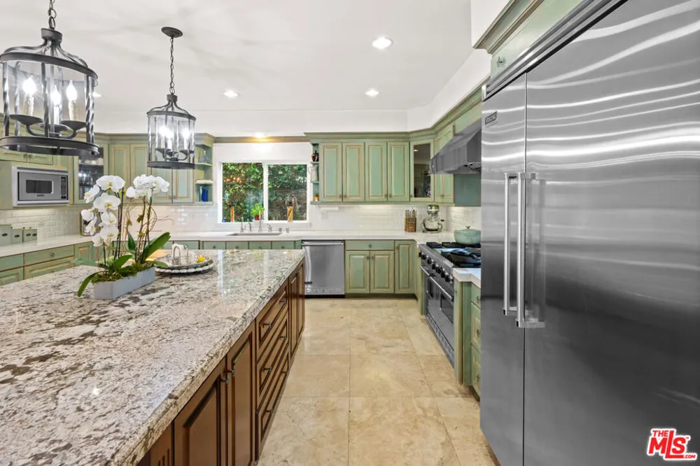 5419 Tampa Avenue Tarzana, CA 91356