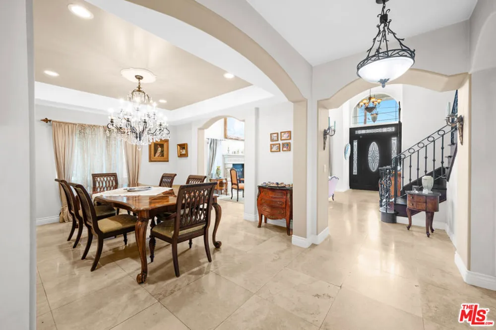 5419 Tampa Avenue Tarzana, CA 91356