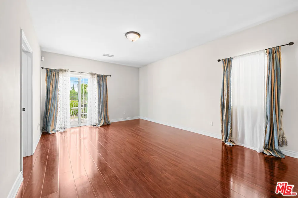 5419 Tampa Avenue Tarzana, CA 91356