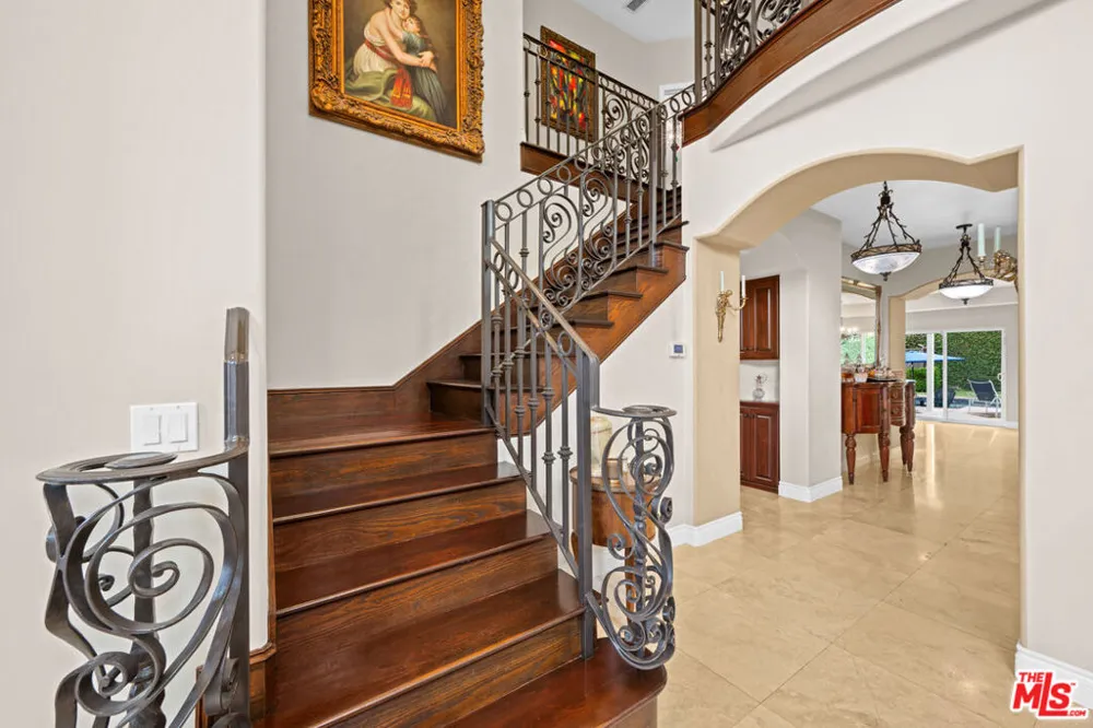 5419 Tampa Avenue Tarzana, CA 91356