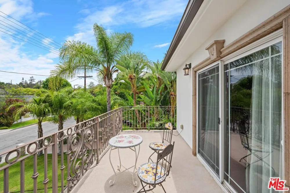 5419 Tampa Avenue Tarzana, CA 91356