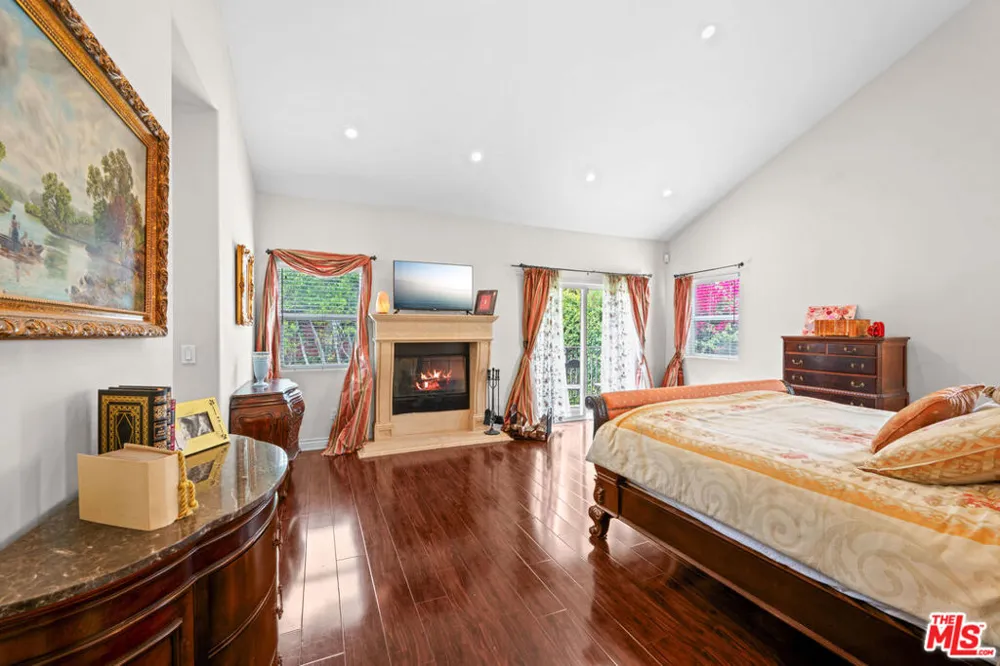 5419 Tampa Avenue Tarzana, CA 91356