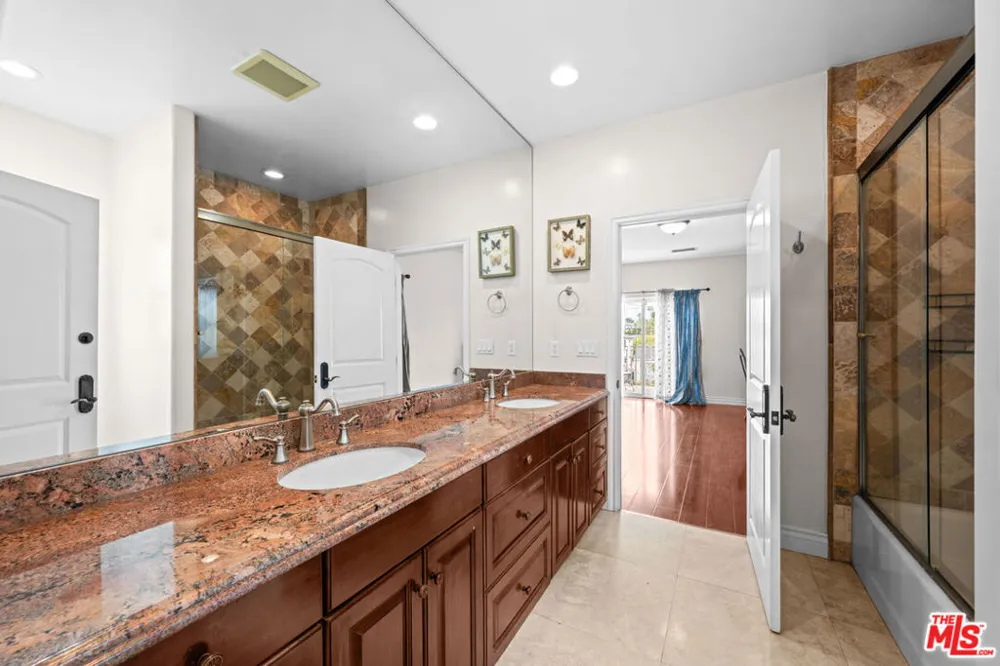 5419 Tampa Avenue Tarzana, CA 91356