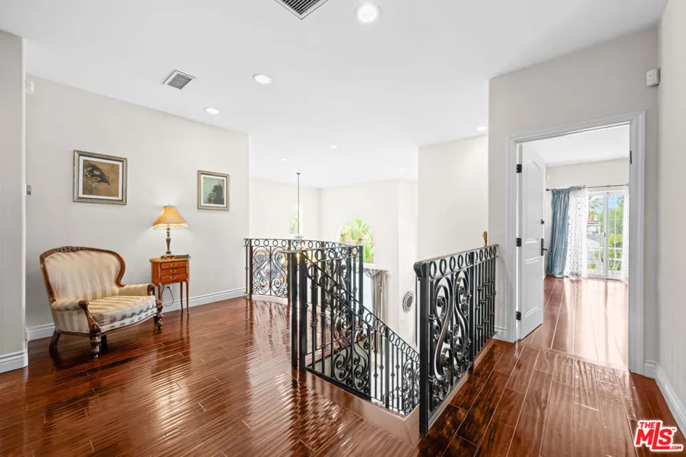 5419 Tampa Avenue Tarzana, CA 91356