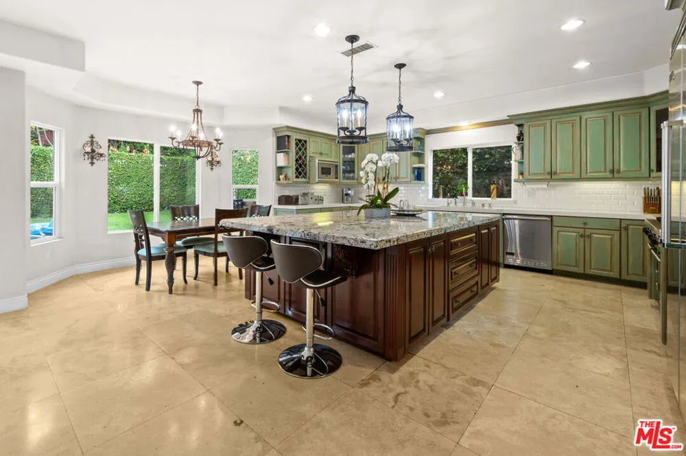 5419 Tampa Avenue Tarzana, CA 91356