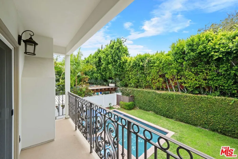 5419 Tampa Avenue Tarzana, CA 91356