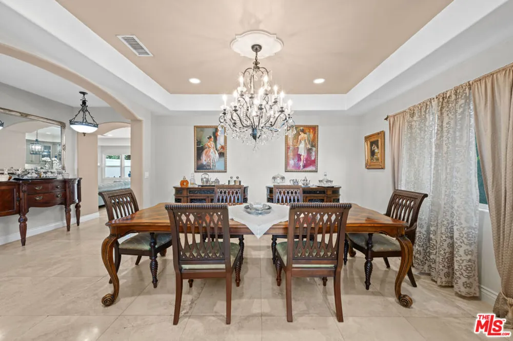 5419 Tampa Avenue Tarzana, CA 91356