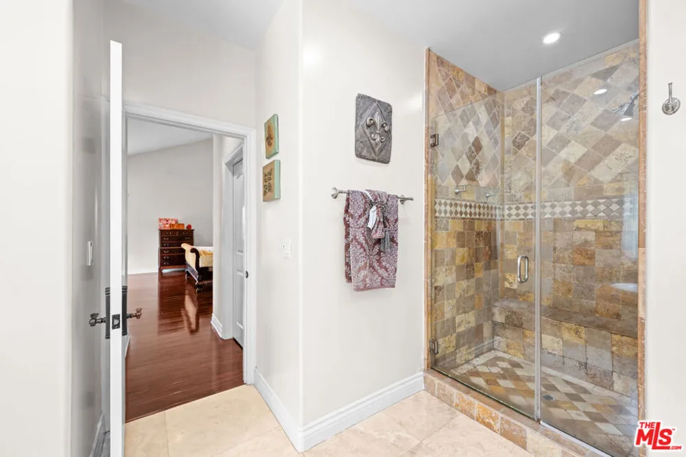 5419 Tampa Avenue Tarzana, CA 91356