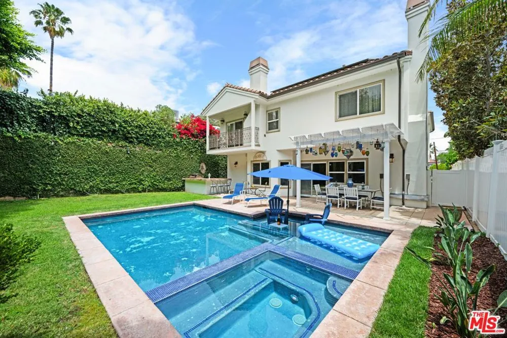 5419 Tampa Avenue Tarzana, CA 91356