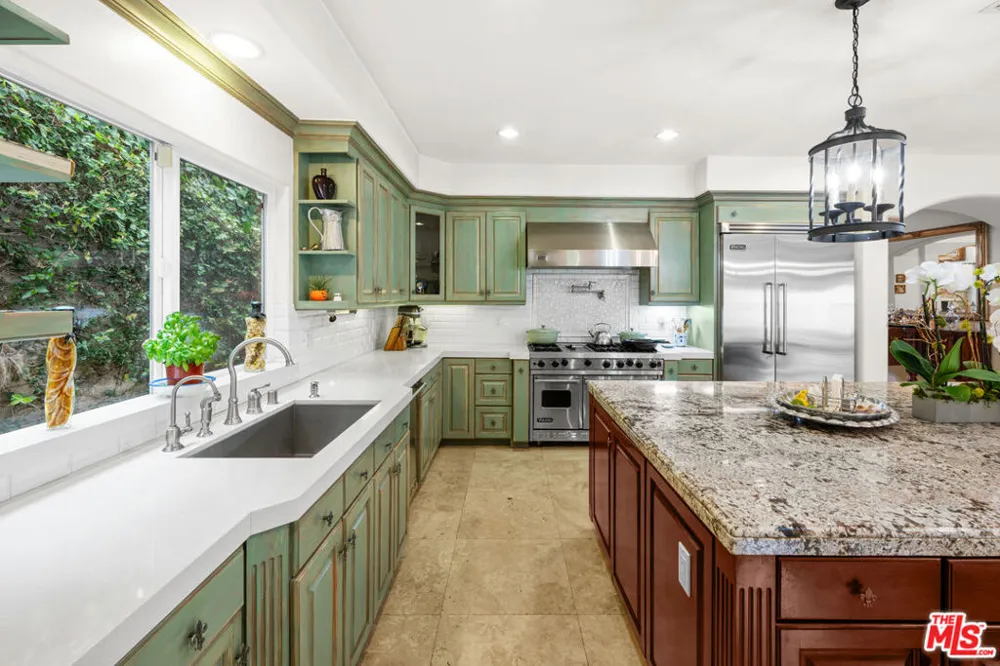 5419 Tampa Avenue Tarzana, CA 91356