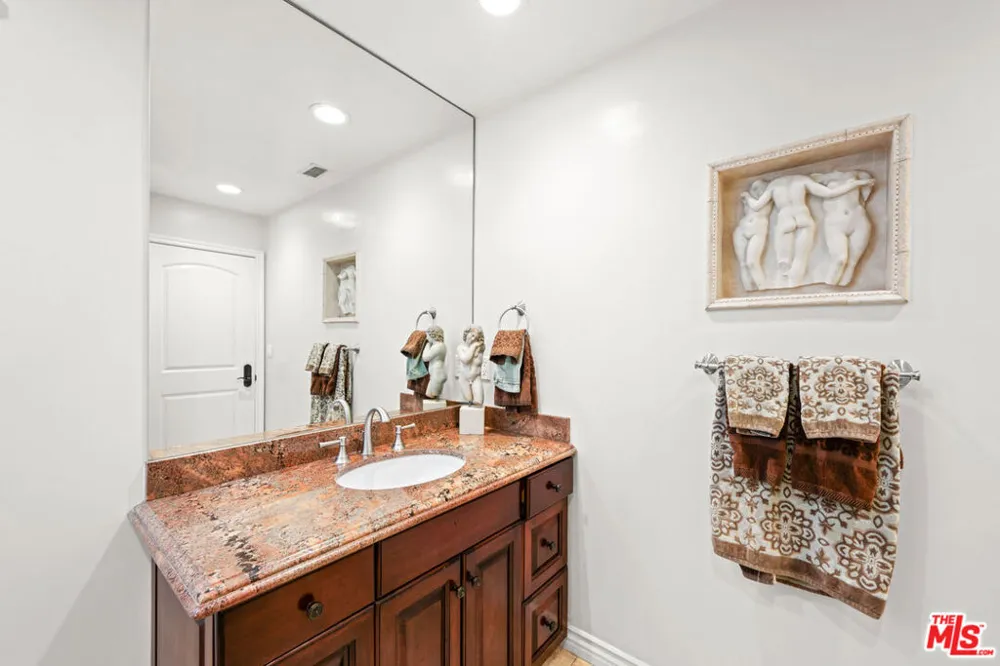 5419 Tampa Avenue Tarzana, CA 91356