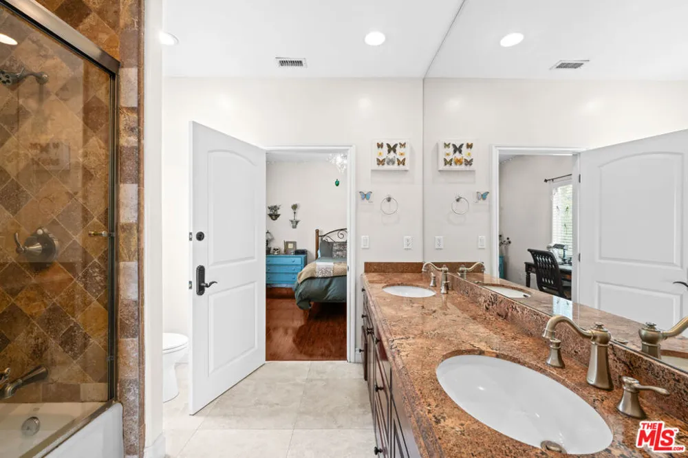 5419 Tampa Avenue Tarzana, CA 91356