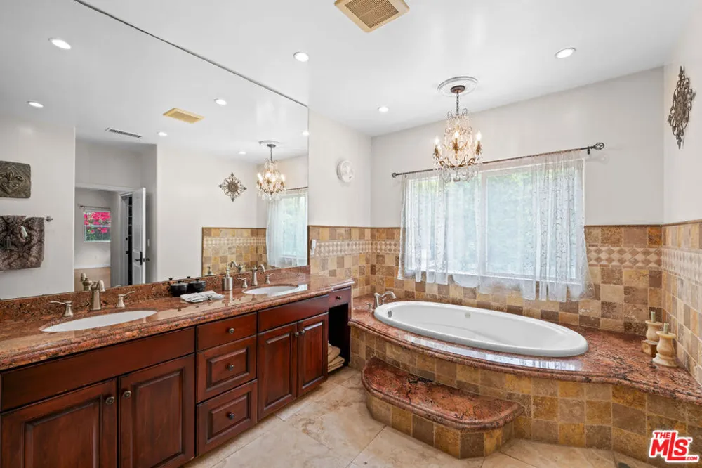 5419 Tampa Avenue Tarzana, CA 91356