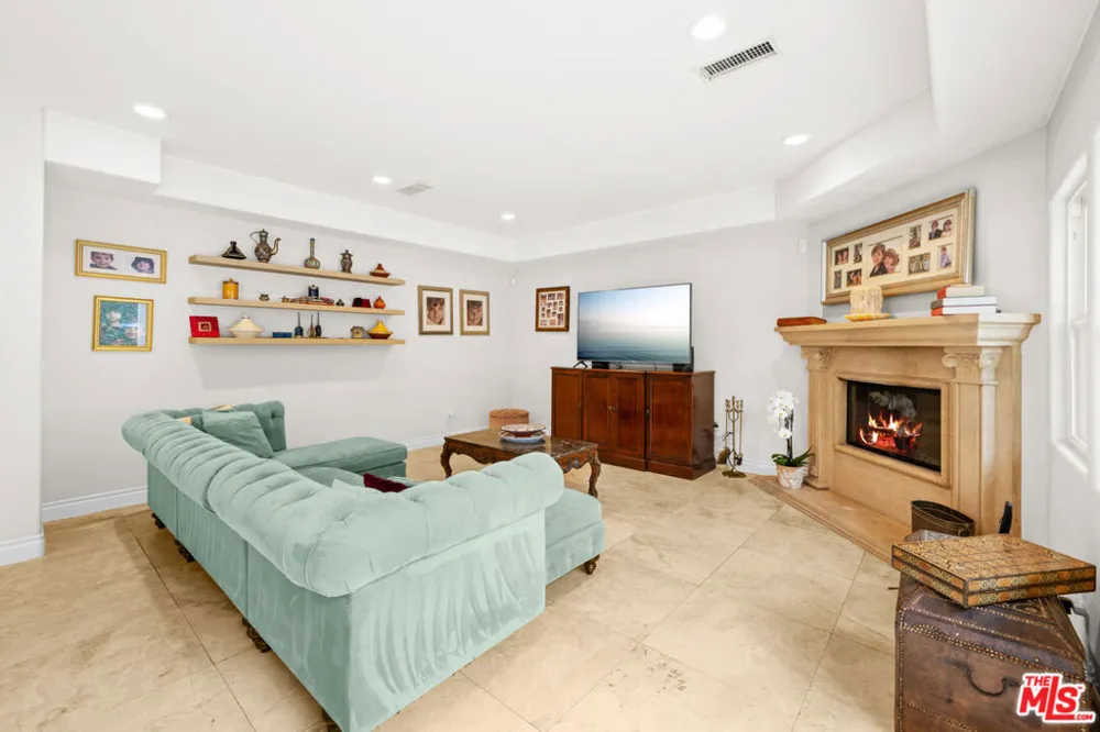 5419 Tampa Avenue Tarzana, CA 91356