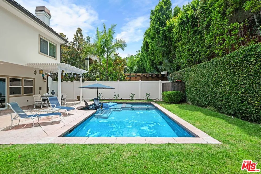 5419 Tampa Avenue Tarzana, CA 91356