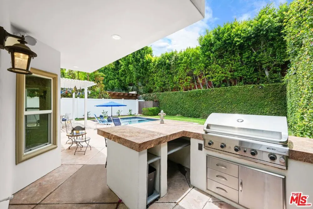 5419 Tampa Avenue Tarzana, CA 91356