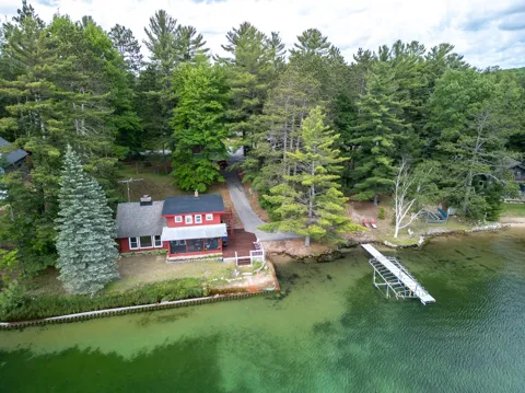 10582 Twin Lake Road, NE