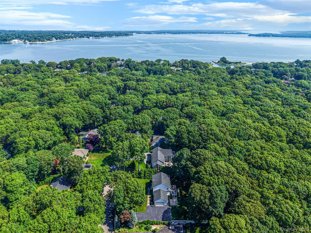 1075 Ships Drive Southold, NY 11971