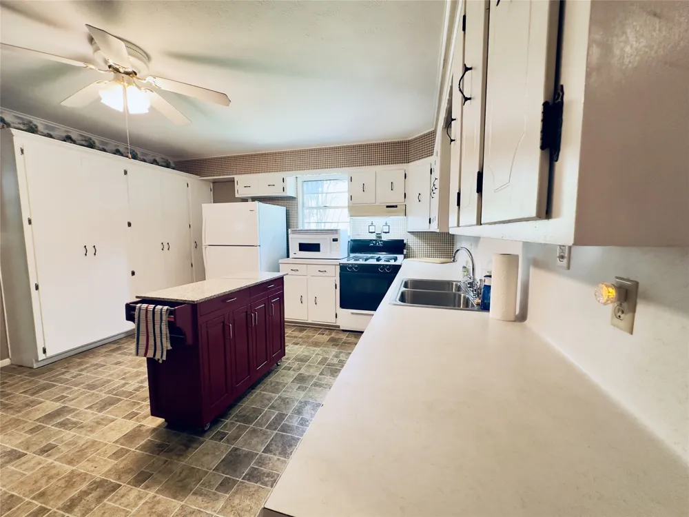 230 Scenic Loop Hawkins, TX 75765