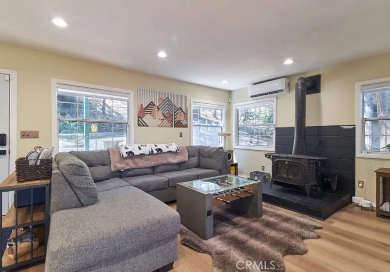 582 Rose Lane Twin Peaks, CA 92391