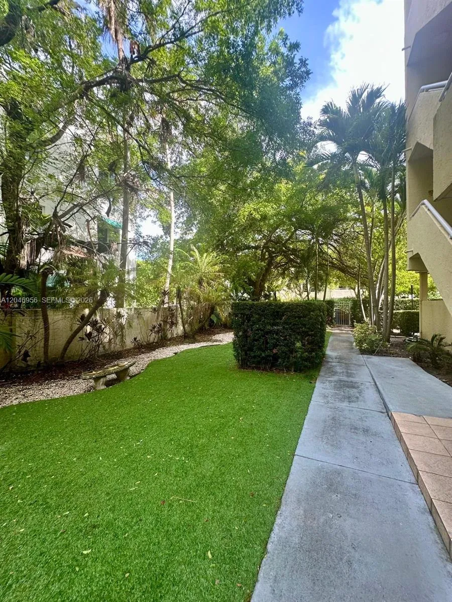 5839 SW 74th Ter #104 South Miami, FL 33143