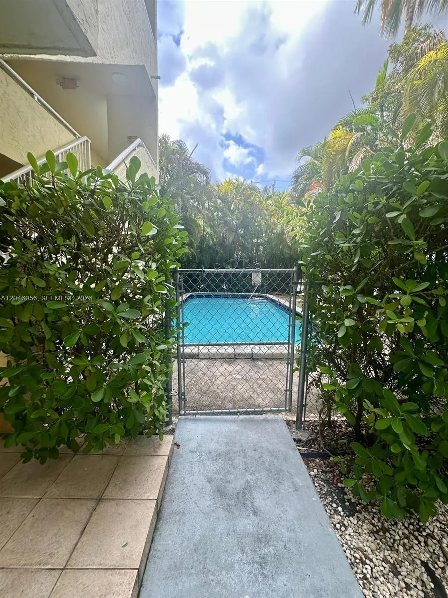 5839 SW 74th Ter #104 South Miami, FL 33143