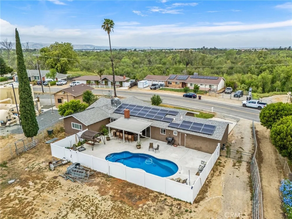 3998 Bluff Norco, CA 92860