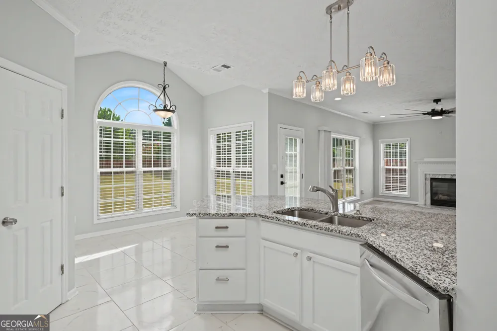 305 Sunderland CIR Fayetteville, GA 30215