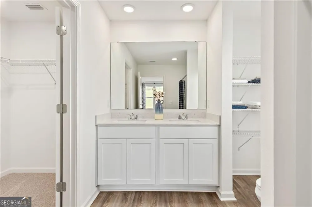 221 Woodlake LNDG Hartwell, GA 30643