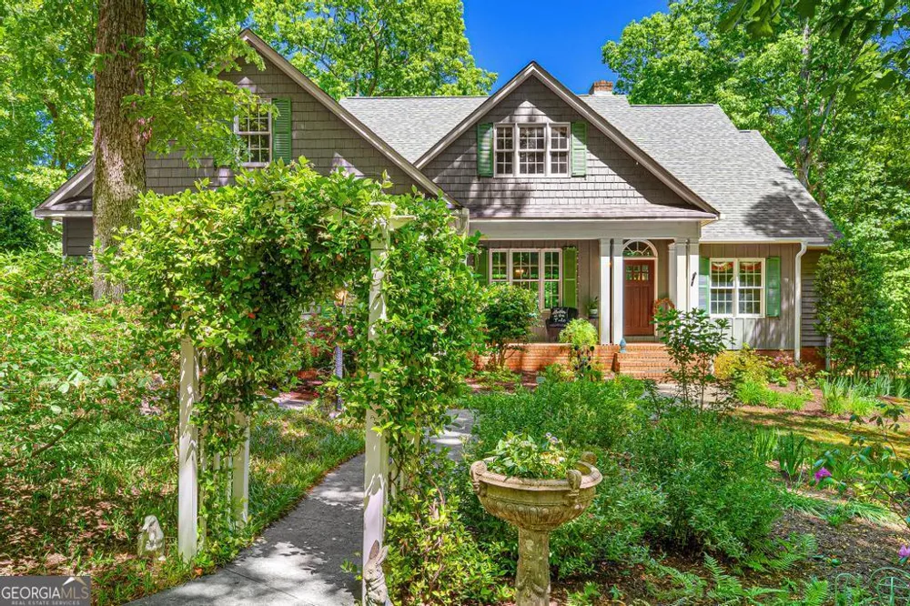 1230 Melody LN Hartwell, GA 30643
