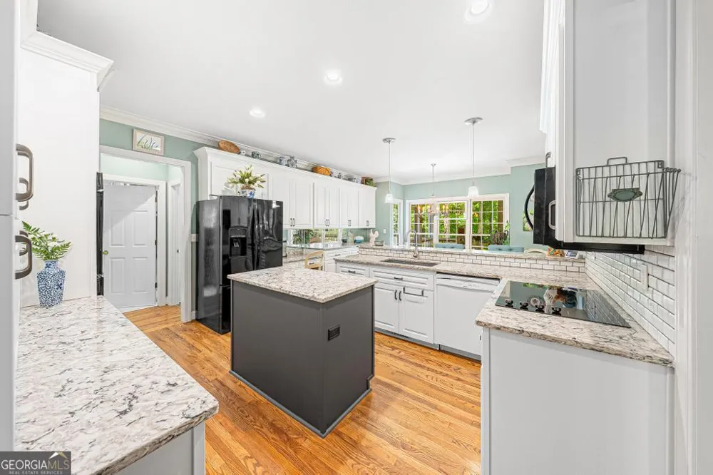 1230 Melody LN Hartwell, GA 30643