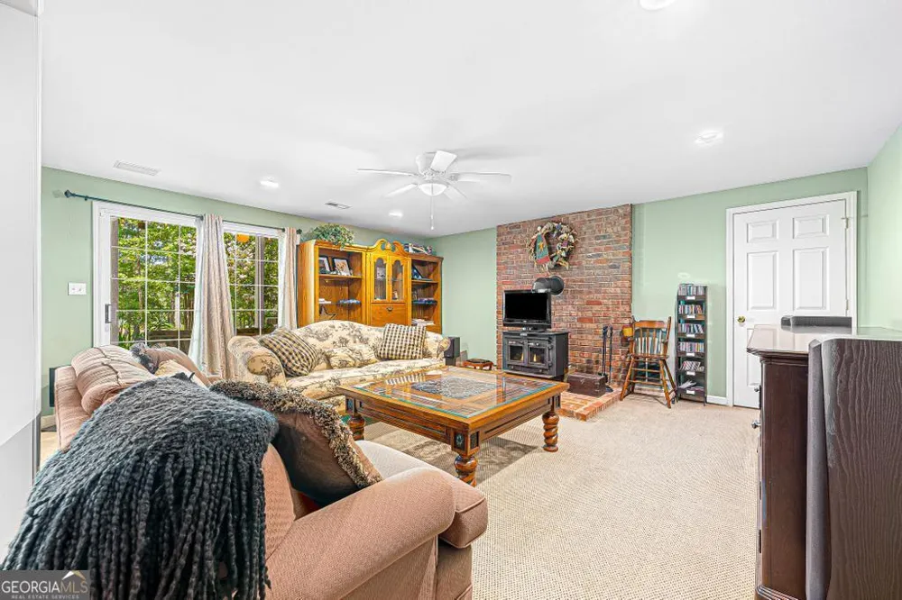 1230 Melody LN Hartwell, GA 30643