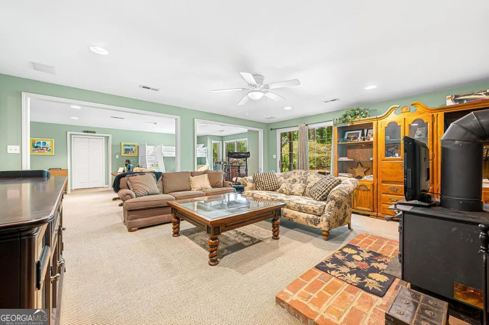 1230 Melody LN Hartwell, GA 30643