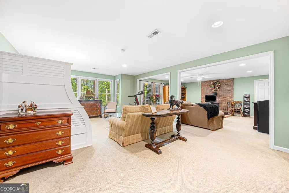 1230 Melody LN Hartwell, GA 30643