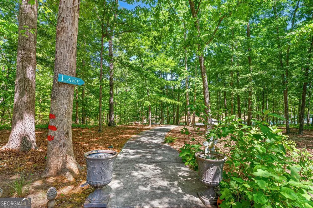 1230 Melody LN Hartwell, GA 30643