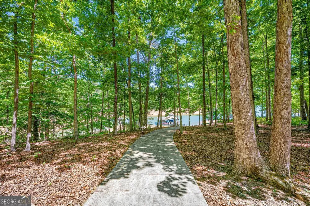 1230 Melody LN Hartwell, GA 30643