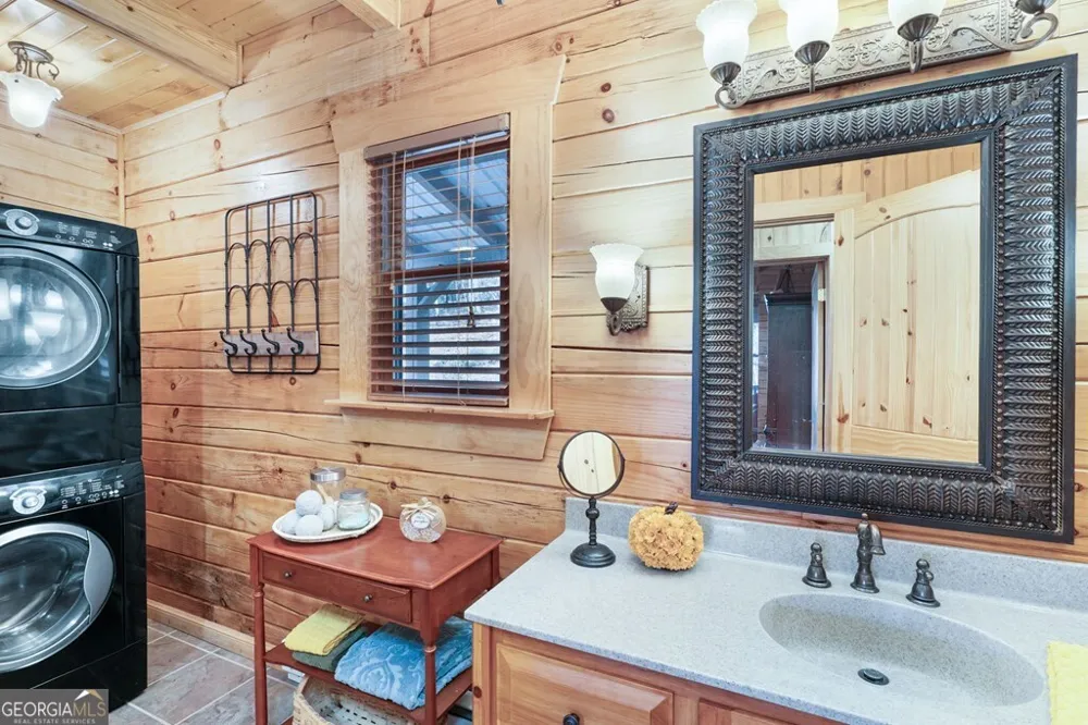 488 Smith RD Brasstown, NC 28902